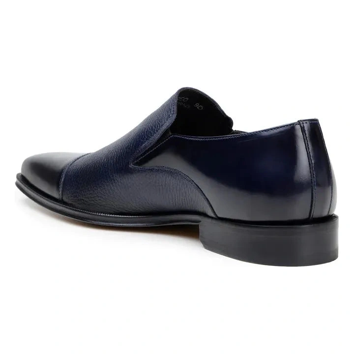 Belvedere Andreo: Zapatos de ante italiano azul marino, elegancia atemporal para el hombre moderno.
